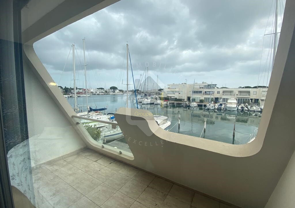 Jolie Marina P4 en duplex belle exposition Port Camargue CM1630 photo5