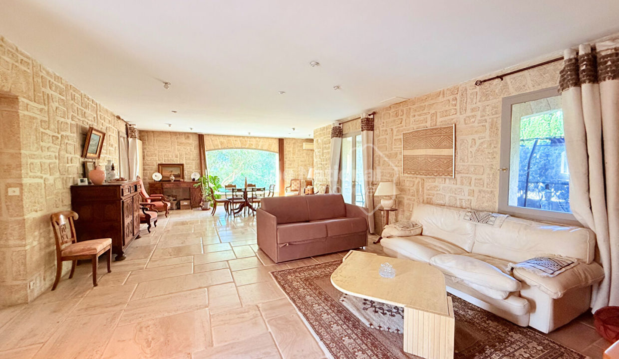 Maison en pierre de 151 m² avec grand jardin et garage CM1845 photo4