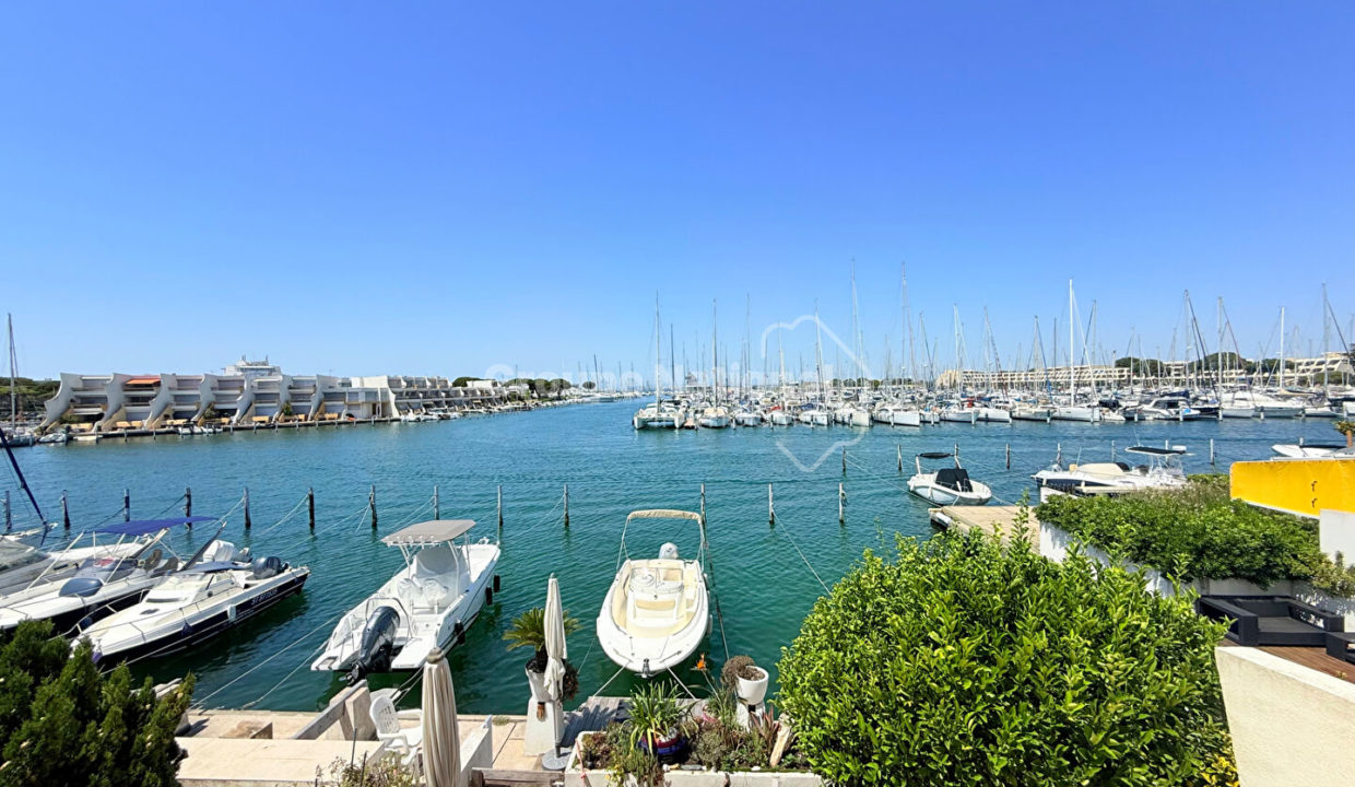 Marina avec vu panoramique sur le port et un appontement large CM1927 photo1