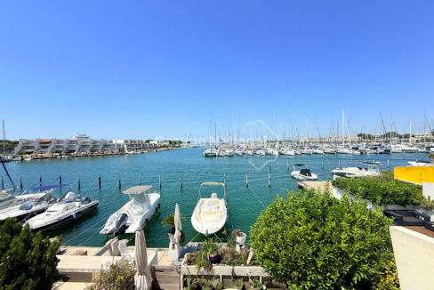Marina Marina avec vu panoramique sur le port et un appontement large CM1927 photo1