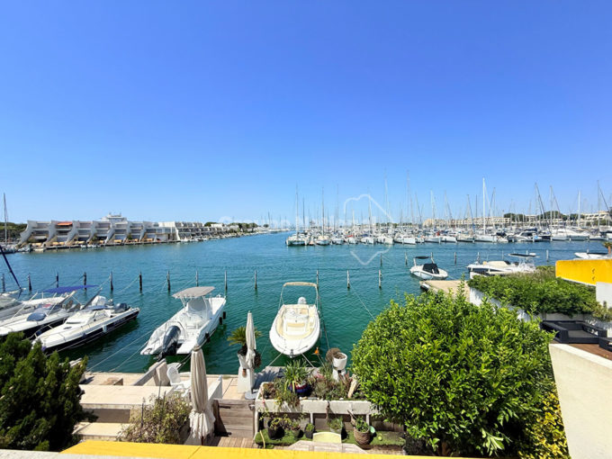 Marina Marina avec vu panoramique sur le port et un appontement large CM1927 photo1