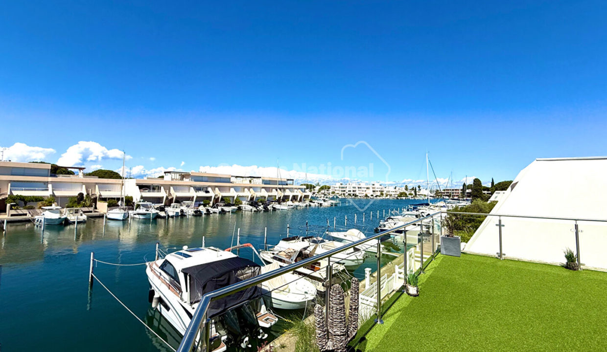 Proche plage Marina avec grande terrasse et appontement large CM1920 photo1